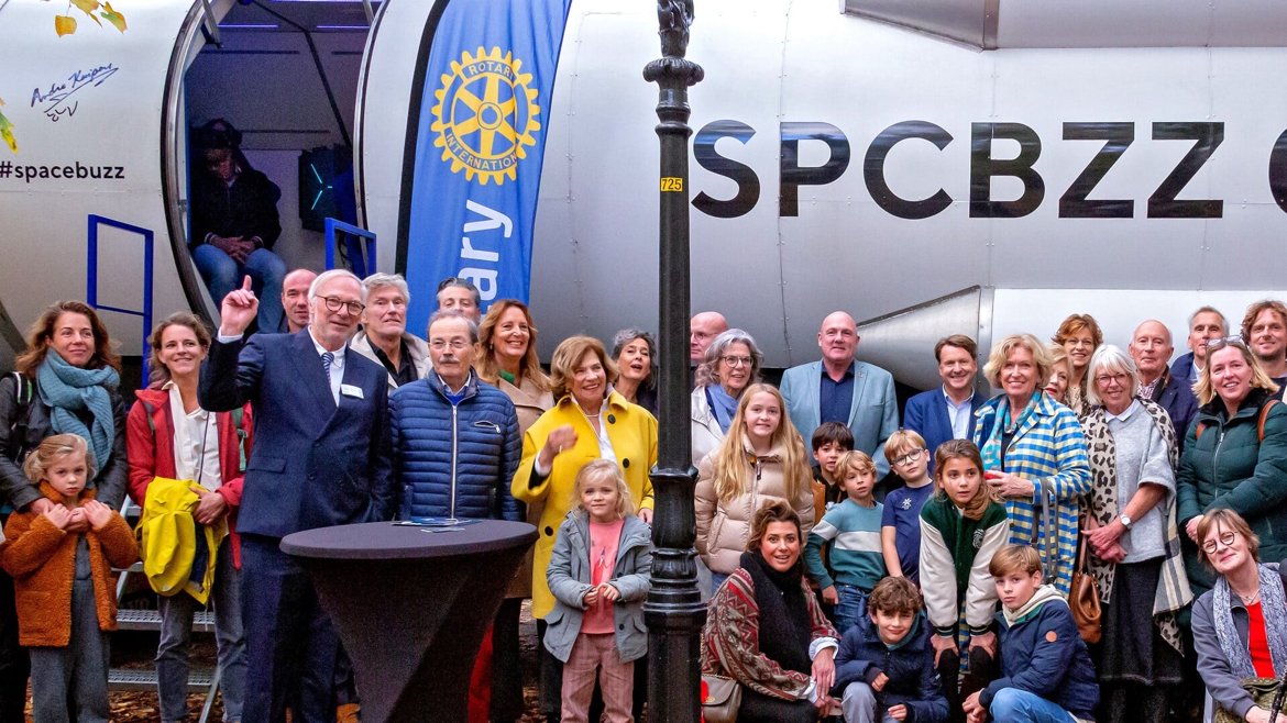 Na afloop mochten alle kinderen met André Kuipers op de foto.
