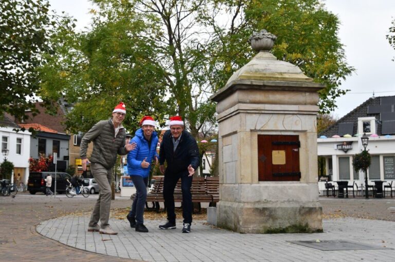 Marktplein kleurt opnieuw rood door 6e Santa run