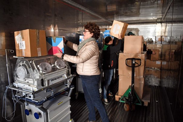 Leden van Rotary Club Oosterhout leggen medisch materiaal in een container voor het 's Lands Hospitaal in Suriname.