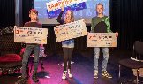 Prijswinnaars van het Vlaardings dictee 2021, waarvan in het midden winnares Zara Jordaan, links Olivier Brandenburg (Bavinck) en rechts Tygo Timmers (Hoeksteen). (Foto: Sjaak van 't Wout)