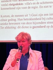 Tineke Vermeer legt de spelregels van het dictee uit