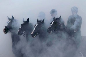 Afbeelding met buitenshuis, rook, Geweld, mist

Automatisch gegenereerde beschrijving