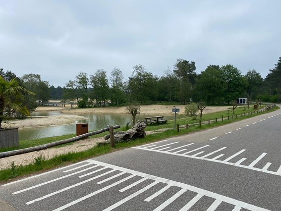 Afbeelding met tekst, weg, buiten, lucht

Automatisch gegenereerde beschrijving