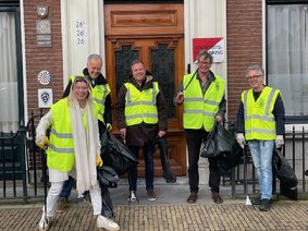 Afbeelding met kleding, persoon, gebouw, person

Automatisch gegenereerde beschrijving