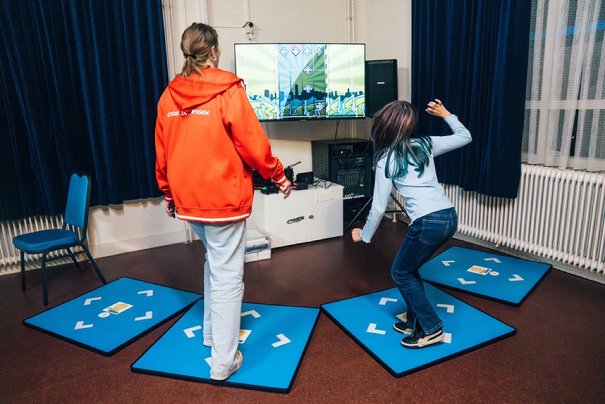 Afbeelding met kleding, overdekt, persoon, vloer

Automatisch gegenereerde beschrijving