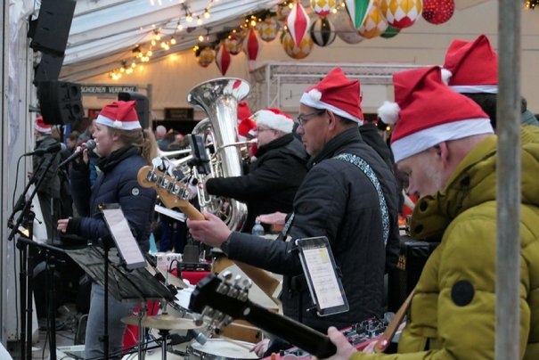 Afbeelding met muziekinstrument, kleding, persoon, muziek

Automatisch gegenereerde beschrijving