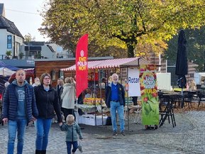 Afbeelding met buitenshuis, kleding, jeans, persoon

Automatisch gegenereerde beschrijving