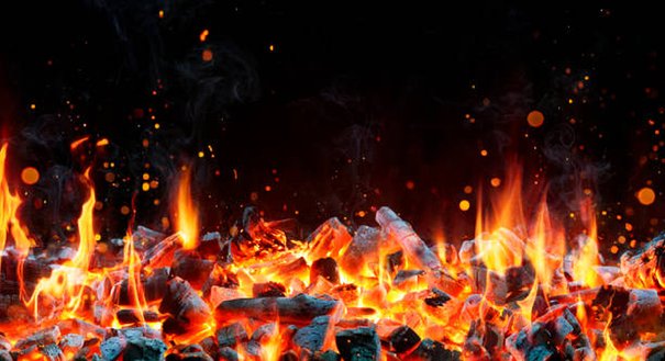 charcoal for barbecue background with flames - houtvuur stockfoto's en -beelden