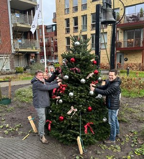 Afbeelding met kerstboom, buitenshuis, kleding, gebouw

Automatisch gegenereerde beschrijving