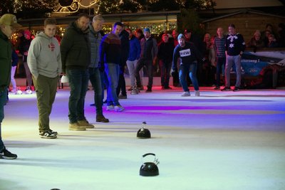 Afbeelding met schaatsen, persoon, schoeisel, schaats

Automatisch gegenereerde beschrijving