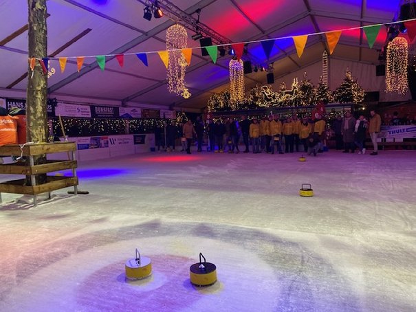 Afbeelding met schaatsen, IJsbaan, schaats, schaatsbaan

Automatisch gegenereerde beschrijving