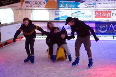 Afbeelding met sport, schaatsen, persoon, schoeisel

Automatisch gegenereerde beschrijving